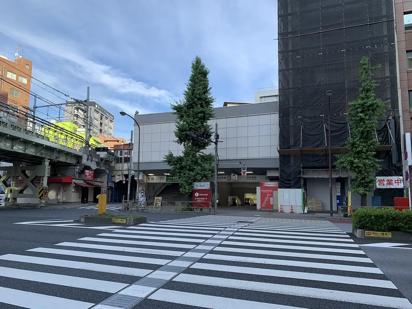 早朝の浅草橋駅前の横断歩道