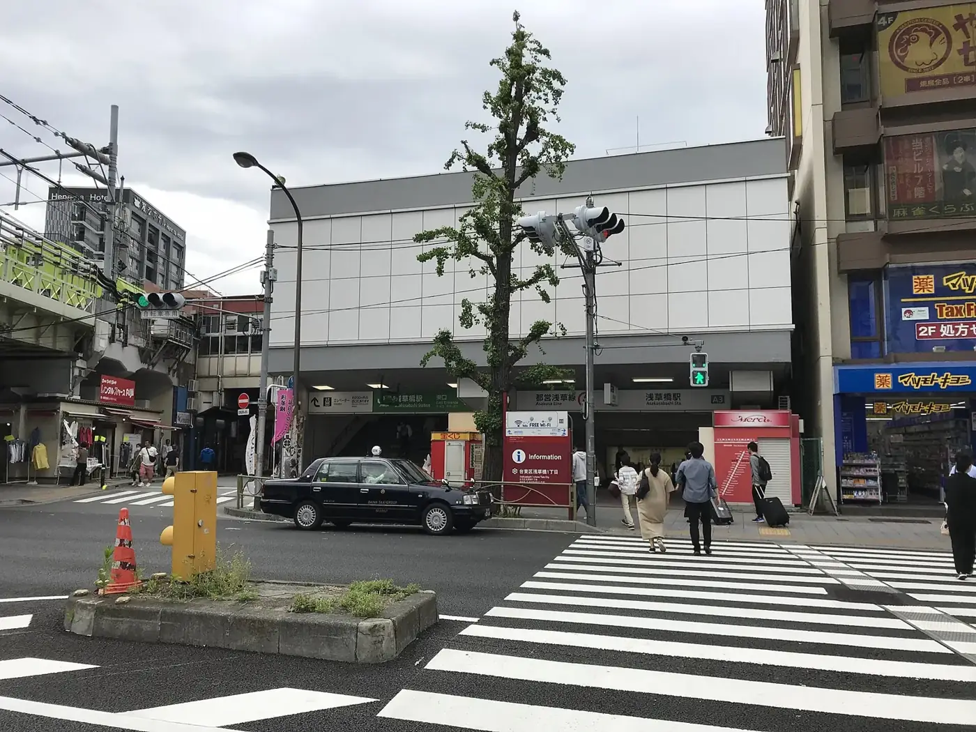 JR浅草橋駅の東口と駅前の交差点