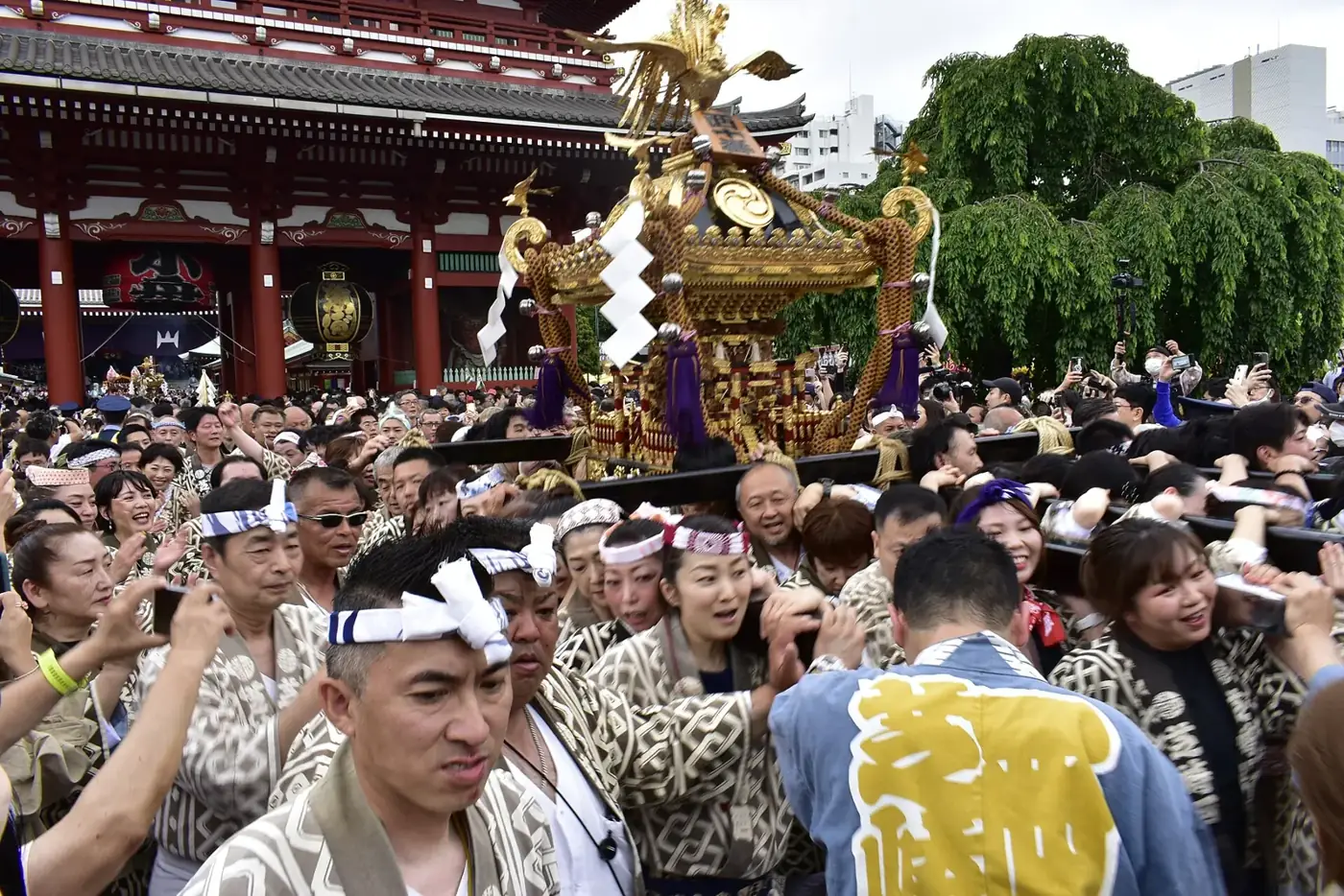 三社祭で神輿を担ぐ人々