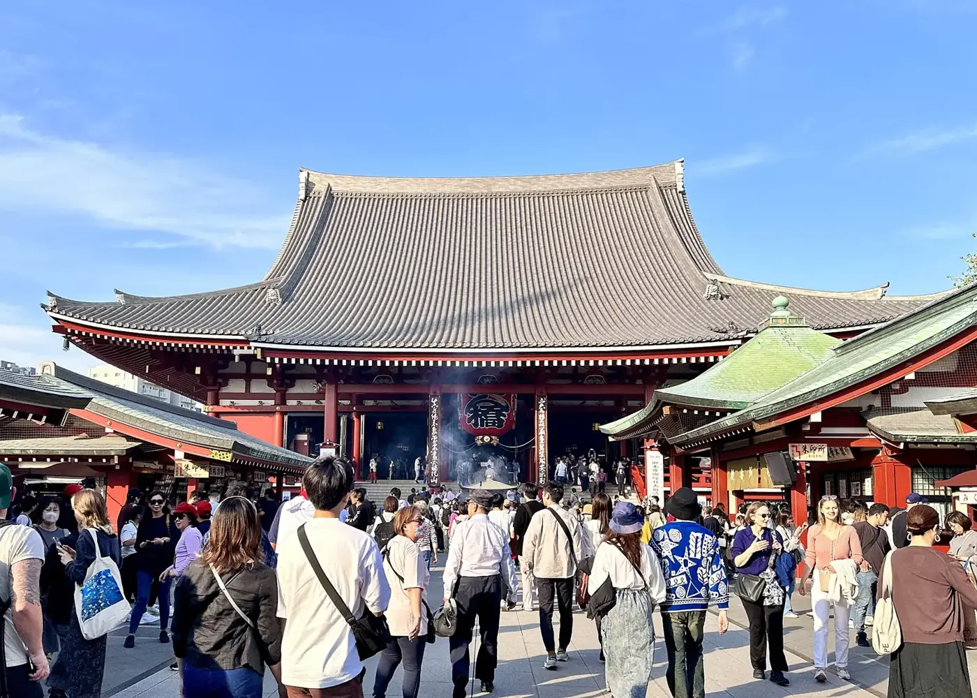 浅草寺の本堂と境内