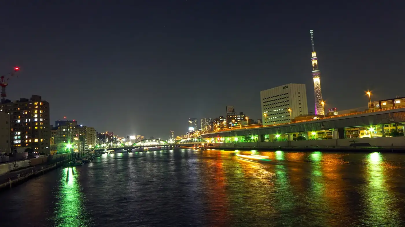 蔵前橋から見た夜の隅田川と東京スカイツリー