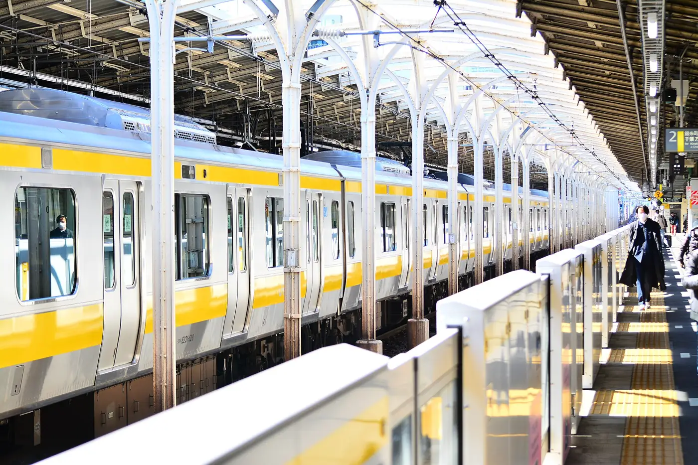 JR浅草橋駅のホームに停まる総武線の電車